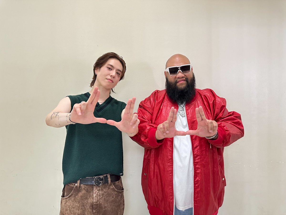 FHERO4REAL's tweet photo. 한동안 못 만났는데 오랜만에 이렇게 만나볼 수 있어서 너무 기뻤습니다. 저희 가족과 저를 초대해주시는 @yugyeom 하고 @AOMGOFFICIAL 감사 인사를 전달하겠습니다! 

그동안 AOMG는 저와 @highcloudent 프로젝트들에 많은 도움을 주셨는데 자주 못 만났는데도 만날 때마다 저희가 가족이라고 항상 느끼고 있습니다. 
어제 라이브 무대로 보는 OOOWEE도 즐겁게 잘보고 최고였습니다. 

저희가 나중에 언젠가 다같이 라이브를 할 수 있는 날이 왔으면 좋겠어요. 그리고 이번 공연을 완벽하게 만든 YUGYEOM씨에게도 축하합니다. 당신 무대는 언제나 늘 최고입니다. 

이번에 또 다시 만나서 정말 진심으로 반갑고 기뻤어요. 

ไม่ได้พบกันนาน แต่พบกันอีกครั้งก็รู้สึกดีใจมาก ขอบคุณ @yugyeom และ @AOMGOFFICIAL มากครับที่ให้เกียรติเชิญผมและครอบครัวมาชมคอนเสิร์ต

ที่ผ่านมา AOMG ก็ให้ความช่วยเหลือ ผมและ @highcloudent ในโปรเจคท์ต่างๆมาโดยตลอด แม้นานๆจะเจอกันที แต่เจอกันกี่ครั้งเราก็รู้สึกถึงคำว่าครอบครัวเหมือนเดิม และแน่นอนว่าการได้ฟัง OOOWEE ใน Version เล่นสดคืนนี้มันเจ๋งมาก

หวังว่าเราจะได้เล่นเพลงด้วยกันครบทีมซักครั้งในอนาคต และขอแสดงความยินดีกับ YUGYEOM กับคอนเสิร์ตครั้งนี้ด้วยครับ การแสดงบนเวทีของคุณยังเปี่ยมพลังมากเสมอ

ดีใจมากจริงๆที่เราได้พบกันอีกครับ

#YUGYEOM #2024YUGYEOMTOUR 
#2024TRUSTY_IN_BANGKOK 
#YUGYEOM_TRUSTY_BKK_D1