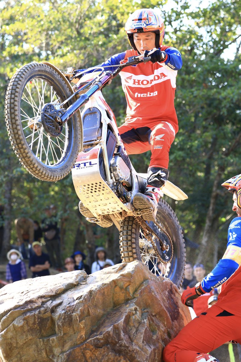 3qiYqwQTjHDodOM's tweet photo. 2024 MFJ全日本トライアル選手権シリーズ
第6戦和歌山・湯浅大会
IAS SS2
Team HRC
#27 藤波貴久選手
TEAM MITANI Honda
#1 小川友幸選手
@fujigasnet
@Gatti_Ogawa
#藤波貴久
#小川友幸
#HRC
#MITANI Honda
#全日本トライアル https://t.co/Ysm8WwwwUa