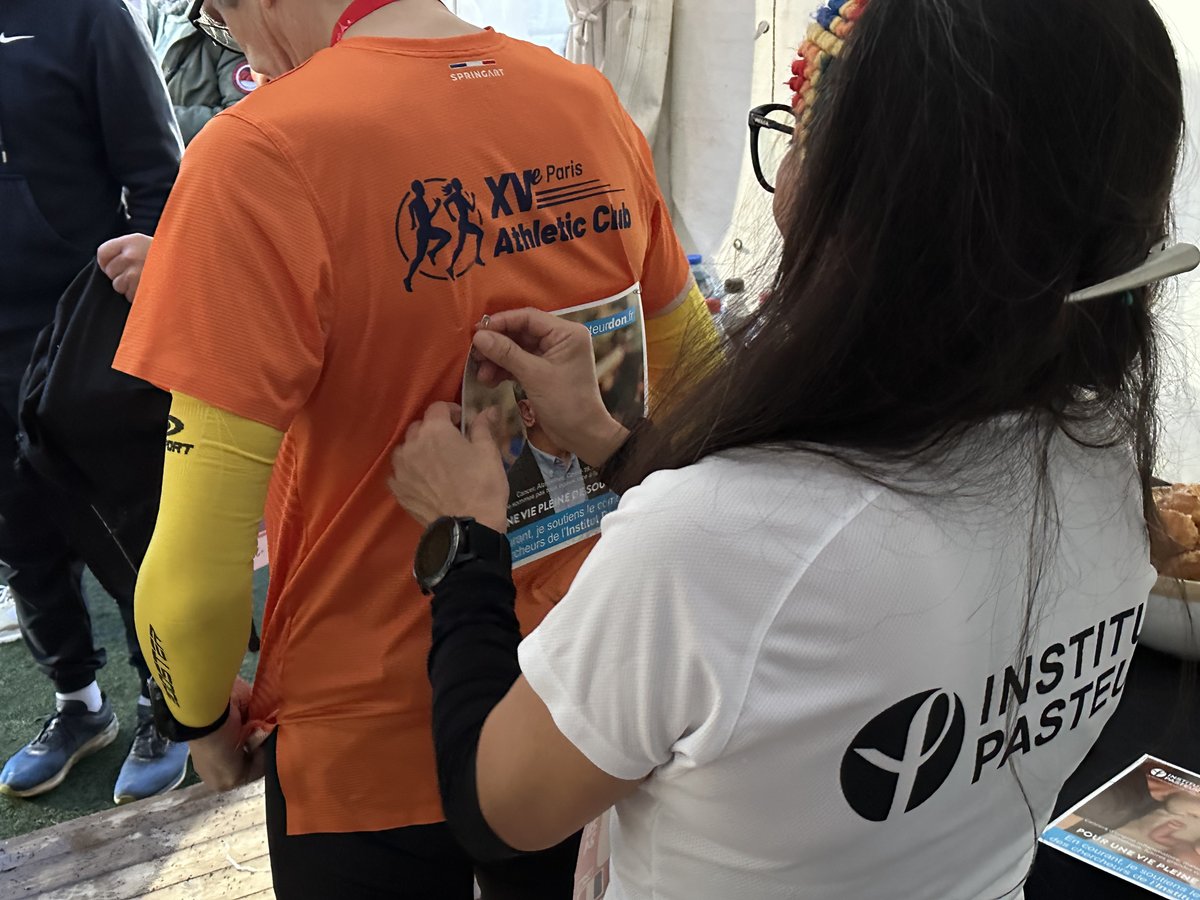 institutpasteur's tweet photo. Derniers préparatifs pour les 20km de Paris 🏅 Nos 60 coureurs pasteuriens portent fièrement les couleurs du #Pasteurdon. 💙 Venez les soutenir sur le parcours et donnez du rythme à la recherche ! 🎶 #20kmdeParis #EnsemblePourLaRecherche https://t.co/6Glnrg0Inb