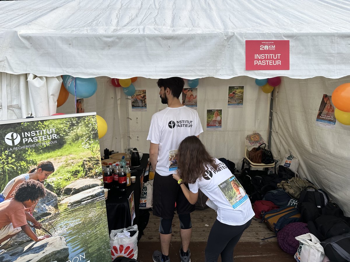institutpasteur's tweet photo. Derniers préparatifs pour les 20km de Paris 🏅 Nos 60 coureurs pasteuriens portent fièrement les couleurs du #Pasteurdon. 💙 Venez les soutenir sur le parcours et donnez du rythme à la recherche ! 🎶 #20kmdeParis #EnsemblePourLaRecherche https://t.co/6Glnrg0Inb
