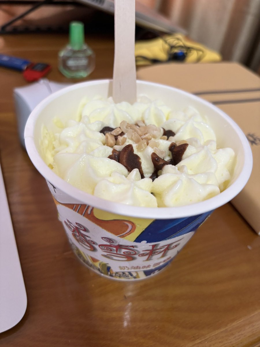 大連も日中は20度を超えていて、動くとまだ暑い！帰り道でアイスを買ってきた。日本の方が美味しい！