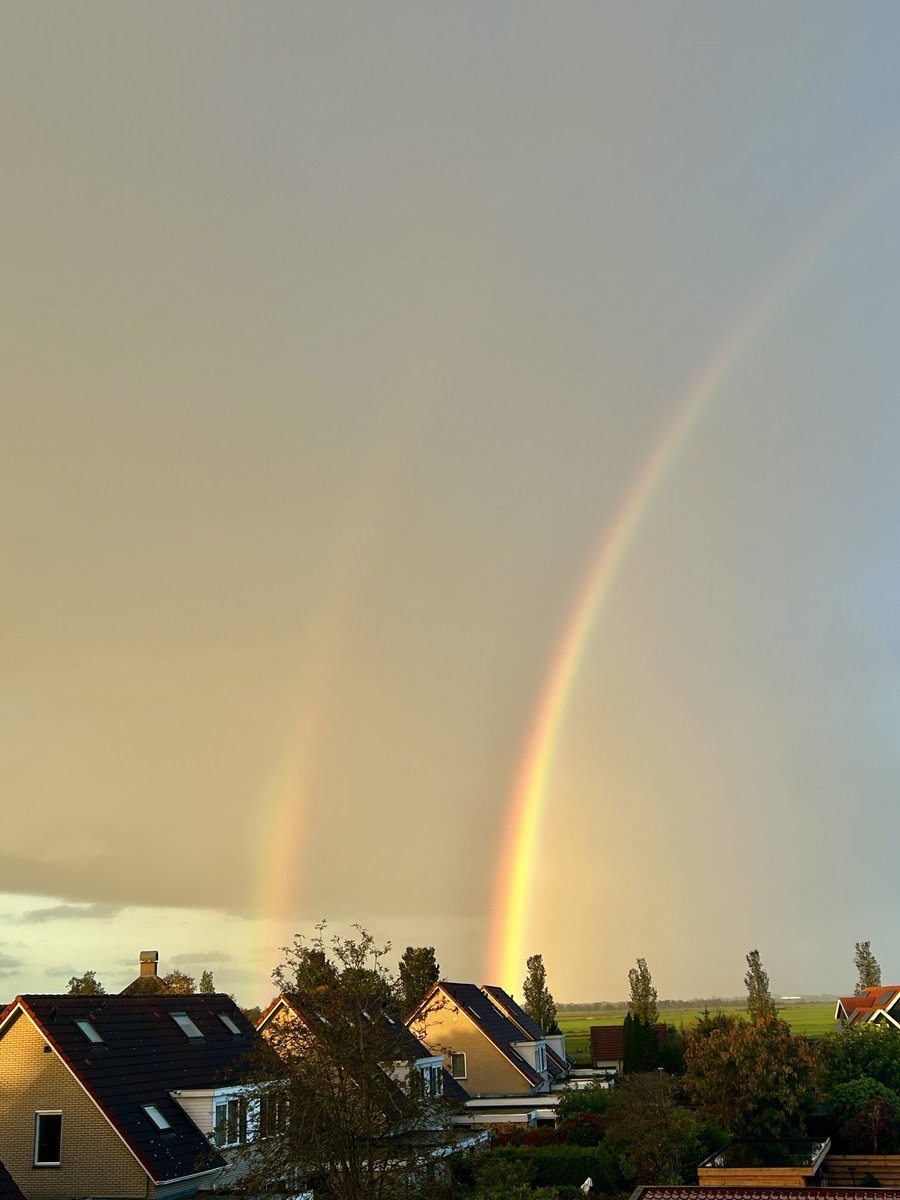 Harsta's tweet photo. Twee enorme Cumulionimbus-wolken met de verijsde toppen, gevolgd door een dubbele regenboog in Zuidhorn(Gr). ⁦@janvissersweer⁩ #cumulionimbus https://t.co/ncSGLVRycz