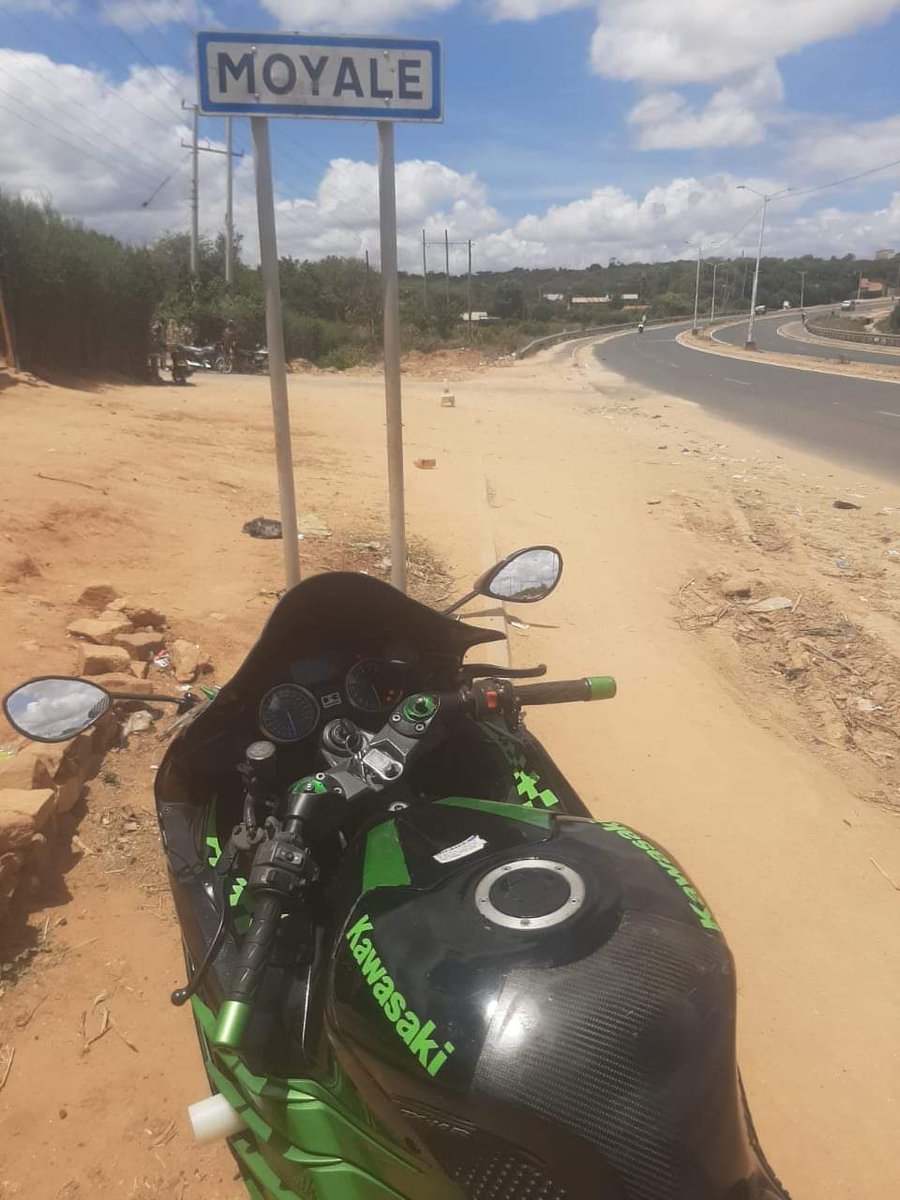 rex_maina's tweet photo. Meet Mr Laban - Kawasaki  zx14 (1400cc)

He did Nairobi to Moyale yesterday. He ate lunch in Moyale and took his dinner in Kanairo. 1600Km in aday. 

He is the second known biker to ever done Nairobi- Moyale - Nairobi same day after Kennedy Marete(Wakili Timam) . 

This ride is not for people who only do Thika to Nairobi on a weekends (fayolense😂) . Especially on a sport bike, much respect to him.

Ukifika inabidi massage wiki mzima 😂

Talking of consumption, Zx14 does 12km per liter, do the math😎. Top speed of 299 kph.