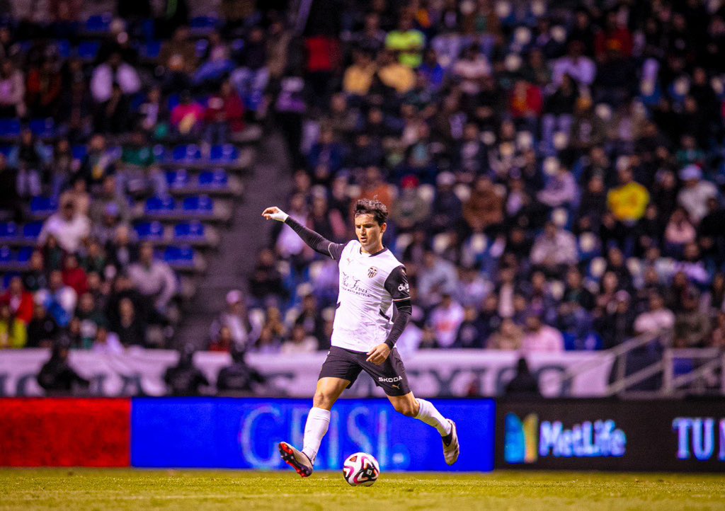 Hugo Guillamon (@hguillamon) on Twitter photo Un placer México 🇲🇽👏🏼
Volvemos a Valencia para preparar lo que viene 💪🏼
AMUNT!!! 🦇 <a href="/valenciacf/">Valencia CF</a> Un placer México 🇲🇽👏🏼
Volvemos a Valencia para preparar lo que viene 💪🏼
AMUNT!!! 🦇 <a href="/valenciacf/">Valencia CF</a>