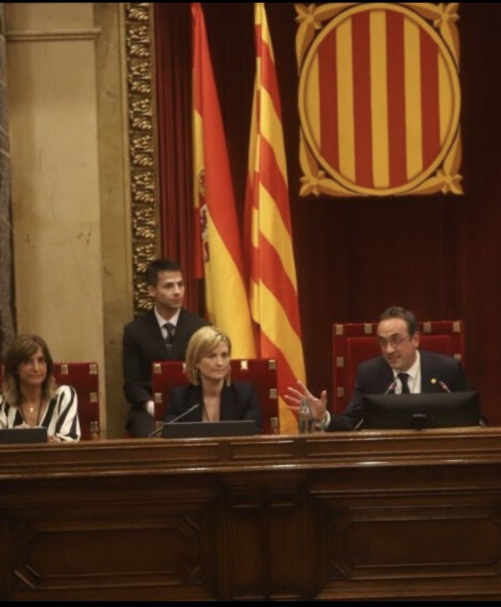 FossasJosep's tweet photo. @parlamentcat legalment no hi ha cap obligació de tenir la bandera espanyola a l'hemicicle del Parlament. El parlament de Catalunya llueix la bandera espanyola més grossa de tots els parlaments de l'Estat, ubicada al lloc més visible perquè la captin les càmeres de tot el món, tot i que cap llei obliga a tenir-la allà. Només el President Barrera va obviar la bandera espanyola.