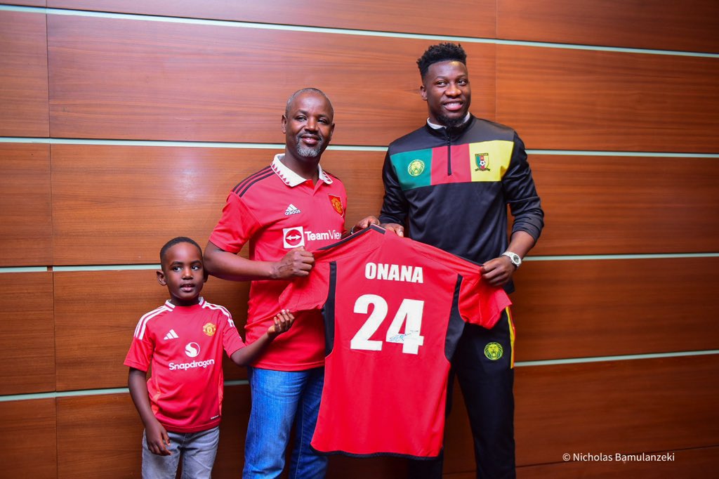 PatroUganda's tweet photo. Deputy speaker of @Parliament_Ug Rt Hon @Thomas_Tayebwa and son Timothy Rubandamayonza met Man Utd and Cameron goalkeeper @AndreyOnana this morning at Sheraton Hotel 

(📷: @bamulanzeki) https://t.co/duLM4R1CVF