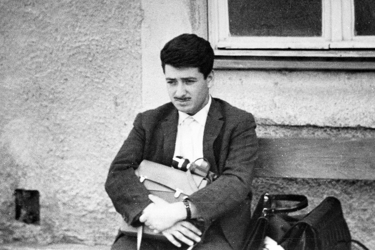 Bundan tam altmış yıl önce 13 Ekim 1964 günü, Suha Arın, ilk yeğeni Özlem’in doğumu için Ankara Tıp Fakültesi Doğum Kliniği’nin kapısında, diğer aile fertleri ile birlikte heyecanlı bir bekleyiş içindedir. Kucağında portatif bir teyp ve mikrofon tutmaktadır.