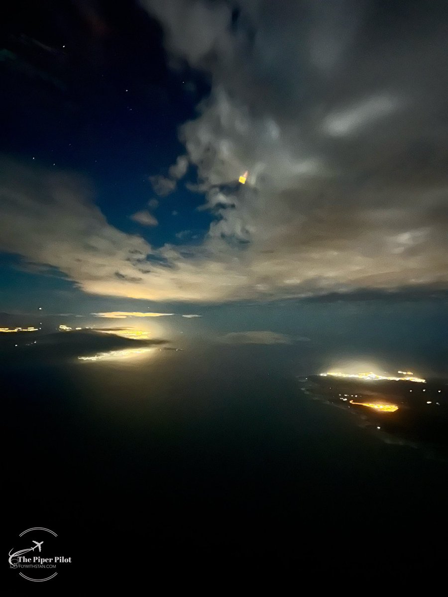stani320's tweet image. Lanzarote to the left (Playa Blanca) &amp;amp; Corralejo (Fuerteventura) to the right 🌒 💫  #playablanca #corralejo #lanzarote #fuerteventura #canarias #islascanarias #sky #night