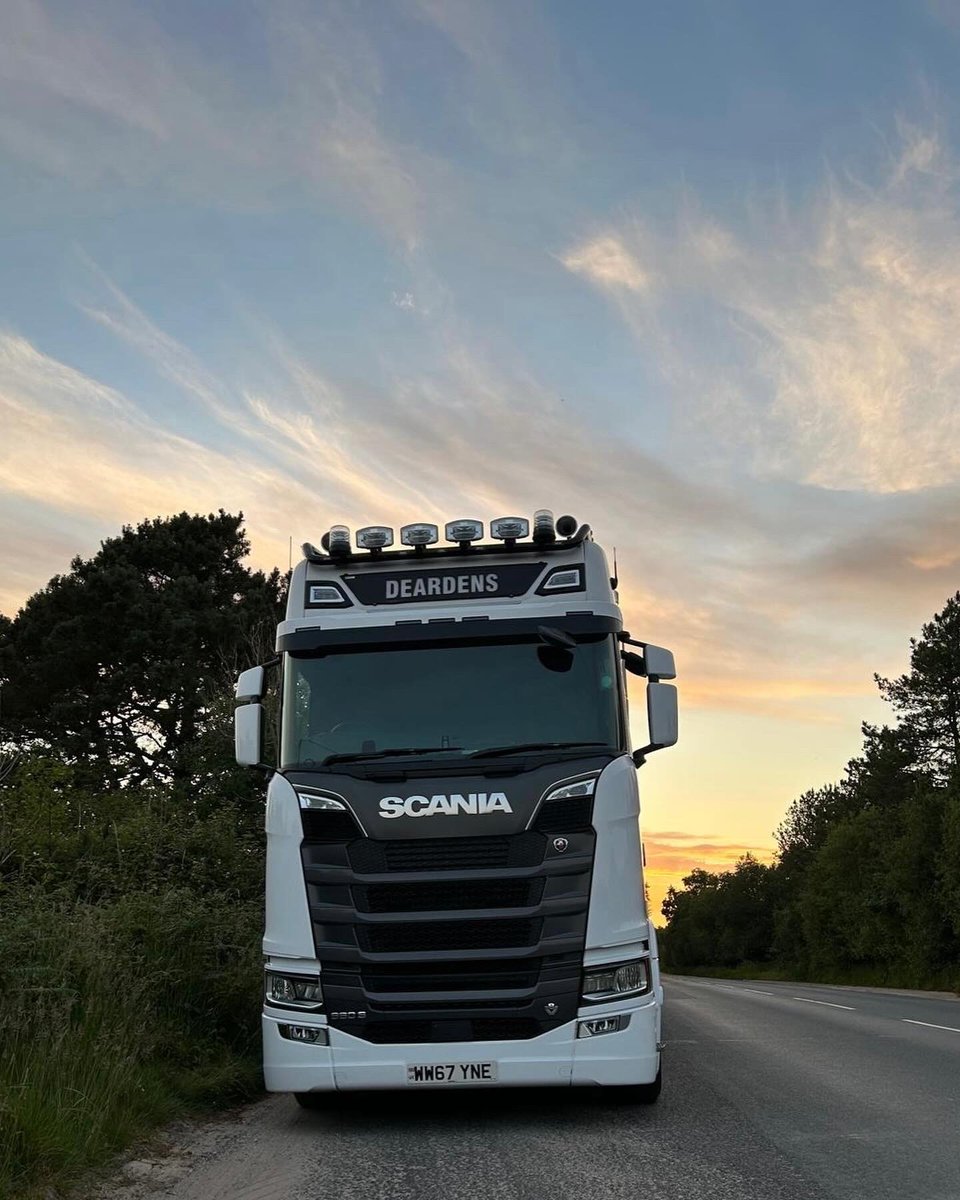 Awesome morning for a few photos #deardenshaulage #scania