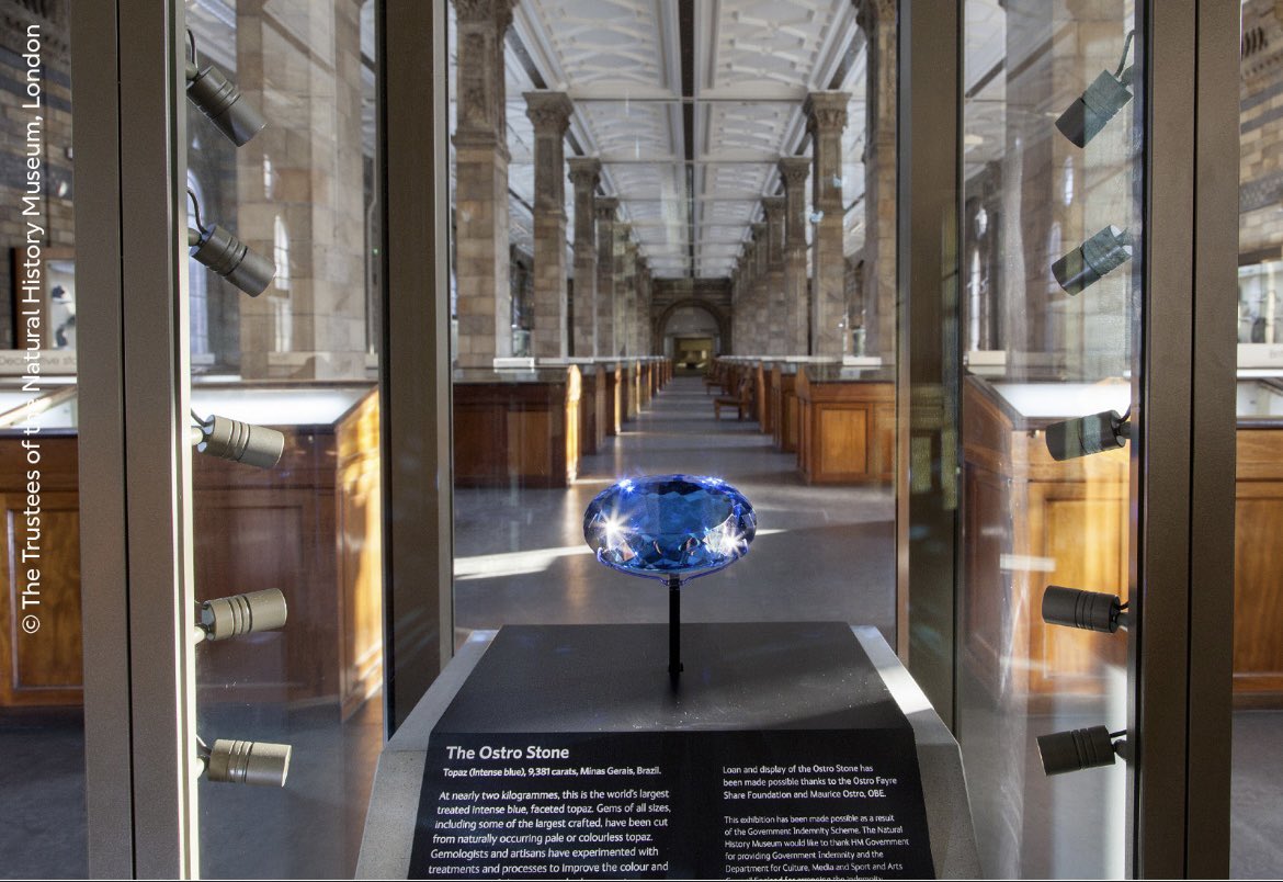 Did you know the Museum houses a blue topaz as heavy as two bags of sugar? 💎

Let’s take a closer look at the Ostro stone, the largest blue topaz gemstone of its kind. 🧵