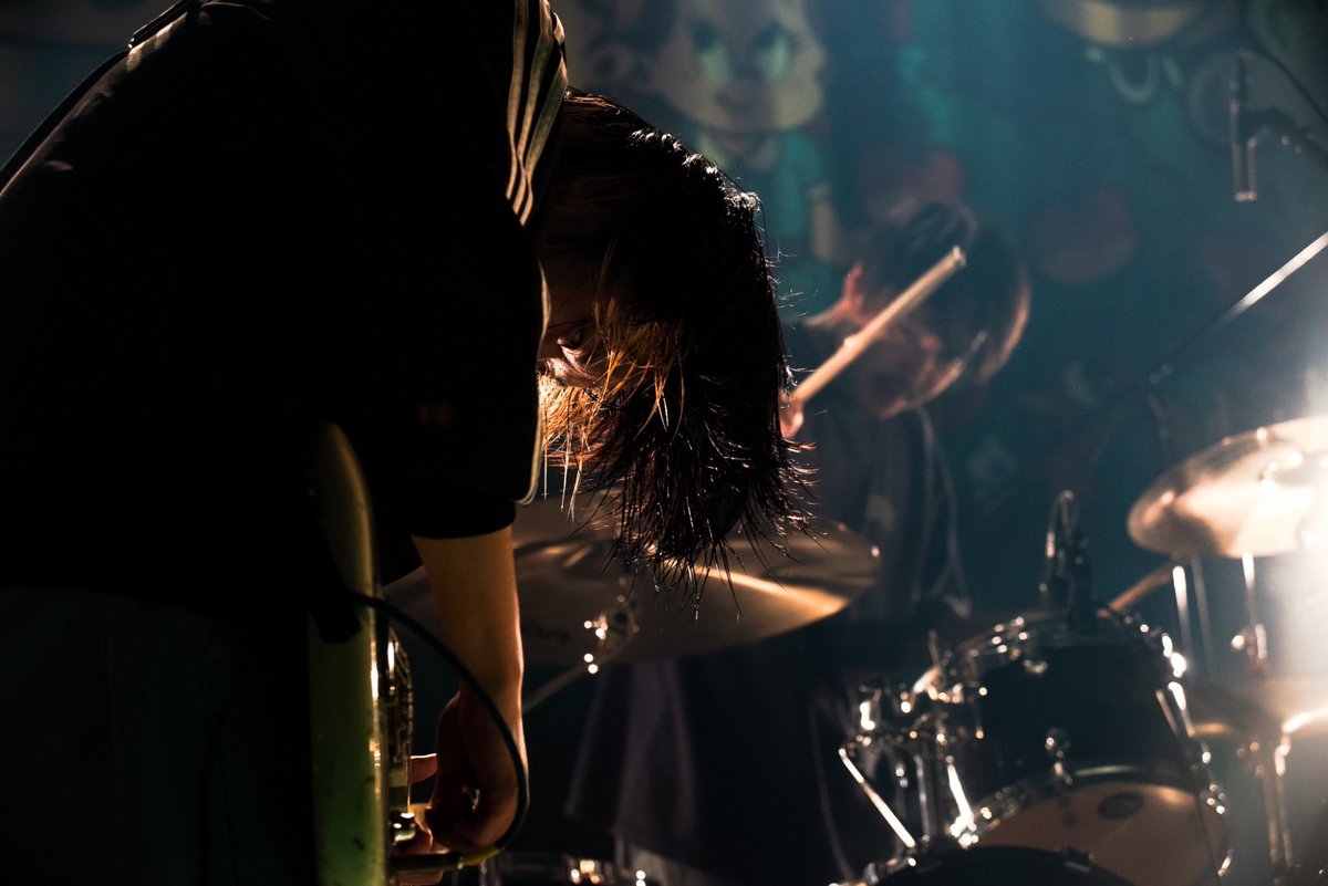 2YOU_MAGAZINE's tweet photo. 【THE FOREVER YOUNG】降り注ぐ悲しみも、炸裂する痛みも、気が狂いそうな夜も、乗り越えられるのは俺たちにはライブハウスがあるから。そこでTHE FOREVER YOUNGが歌っているから。全ての少年少女よ、今日のこの匂いや景色を忘れなければ大丈夫。最後には笑えるから。
#少年少女秘密基地
📸 @_hbworks https://t.co/uWuiGwcRPT