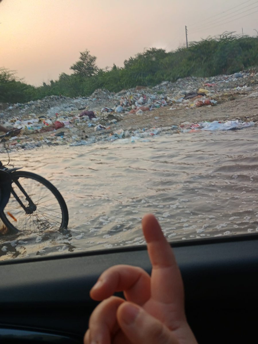 gaurilbsim's tweet image. 5th day of sewage waterlogging at Dhanwapur Road, the only way to massive residential societies like Godrej Summit, Zara Awaas, etc. Accompanied with unattended garbage and filth. @DC_Gurugram @OfficialGMDA @MunCorpGurugram @cmohry