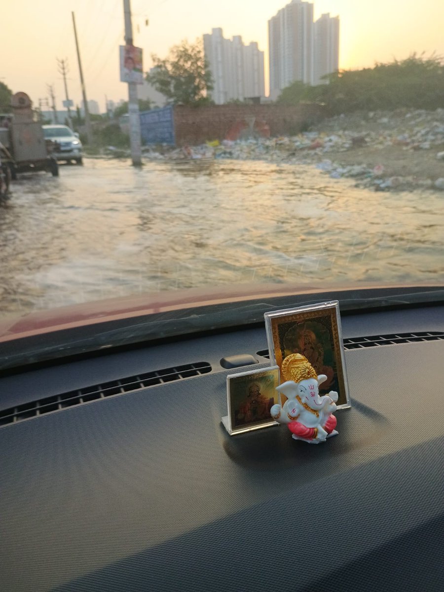 gaurilbsim's tweet image. 5th day of sewage waterlogging at Dhanwapur Road, the only way to massive residential societies like Godrej Summit, Zara Awaas, etc. Accompanied with unattended garbage and filth. @DC_Gurugram @OfficialGMDA @MunCorpGurugram @cmohry
