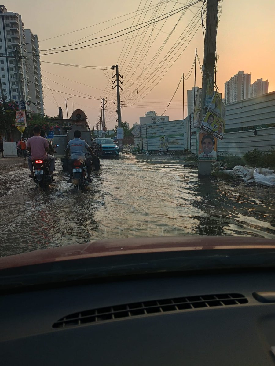 gaurilbsim's tweet image. 5th day of sewage waterlogging at Dhanwapur Road, the only way to massive residential societies like Godrej Summit, Zara Awaas, etc. Accompanied with unattended garbage and filth. @DC_Gurugram @OfficialGMDA @MunCorpGurugram @cmohry