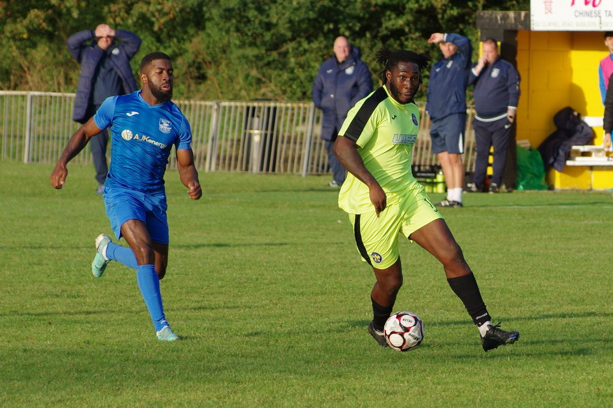 RayleighFootie's tweet image. A few photos📸 as Rayleigh Town get back to winning ways with a hard fought 2-1 away win at Basildon Town, the team showed great character and determination to get the 3pts🫡👏👏
@RayleighTownFC1 @NonLeagueCrowd @NonLeagueUK_