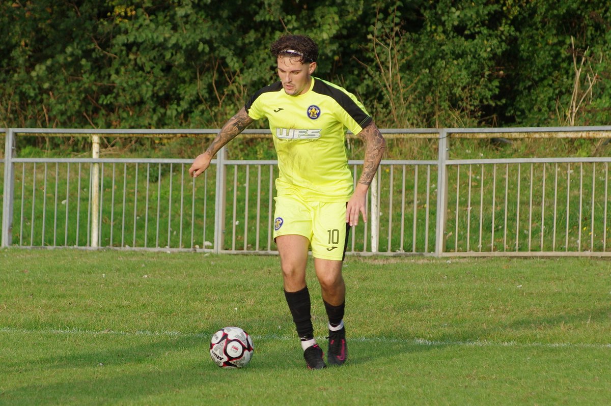 RayleighFootie's tweet image. A few photos📸 as Rayleigh Town get back to winning ways with a hard fought 2-1 away win at Basildon Town, the team showed great character and determination to get the 3pts🫡👏👏
@RayleighTownFC1 @NonLeagueCrowd @NonLeagueUK_