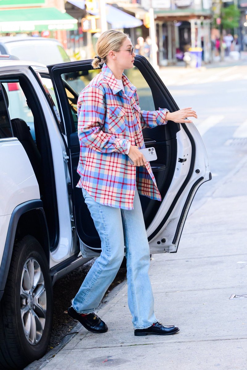 📸| Gigi Hadid foi vista  chegando ao restaurante L’Accolade em New York.