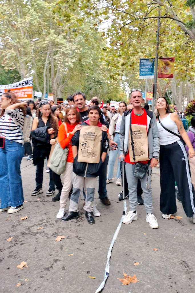 Acá estamos, haciendo presentes las realidades más invisibilizadas que conocemos en los barrios, por un derecho a la vivienda construido con todxs y para todxs #13OctViviendaPorDerecho