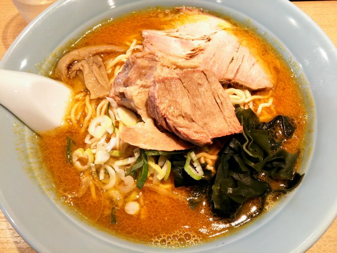 お昼は味噌カレーラーメンを頂きました♪
スパイスが多すぎず少なすぎず味噌とよく合う
美味しいスープです😋💖🍜🍛 