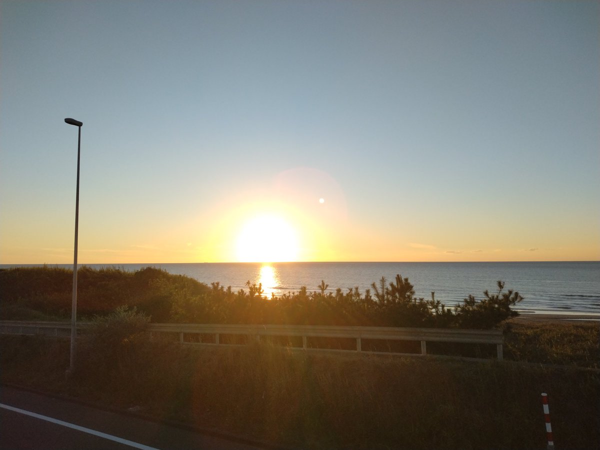 gohei3821's tweet photo. やがて日の入り日本海　能登原住民 https://t.co/iWQIqn1ZYY