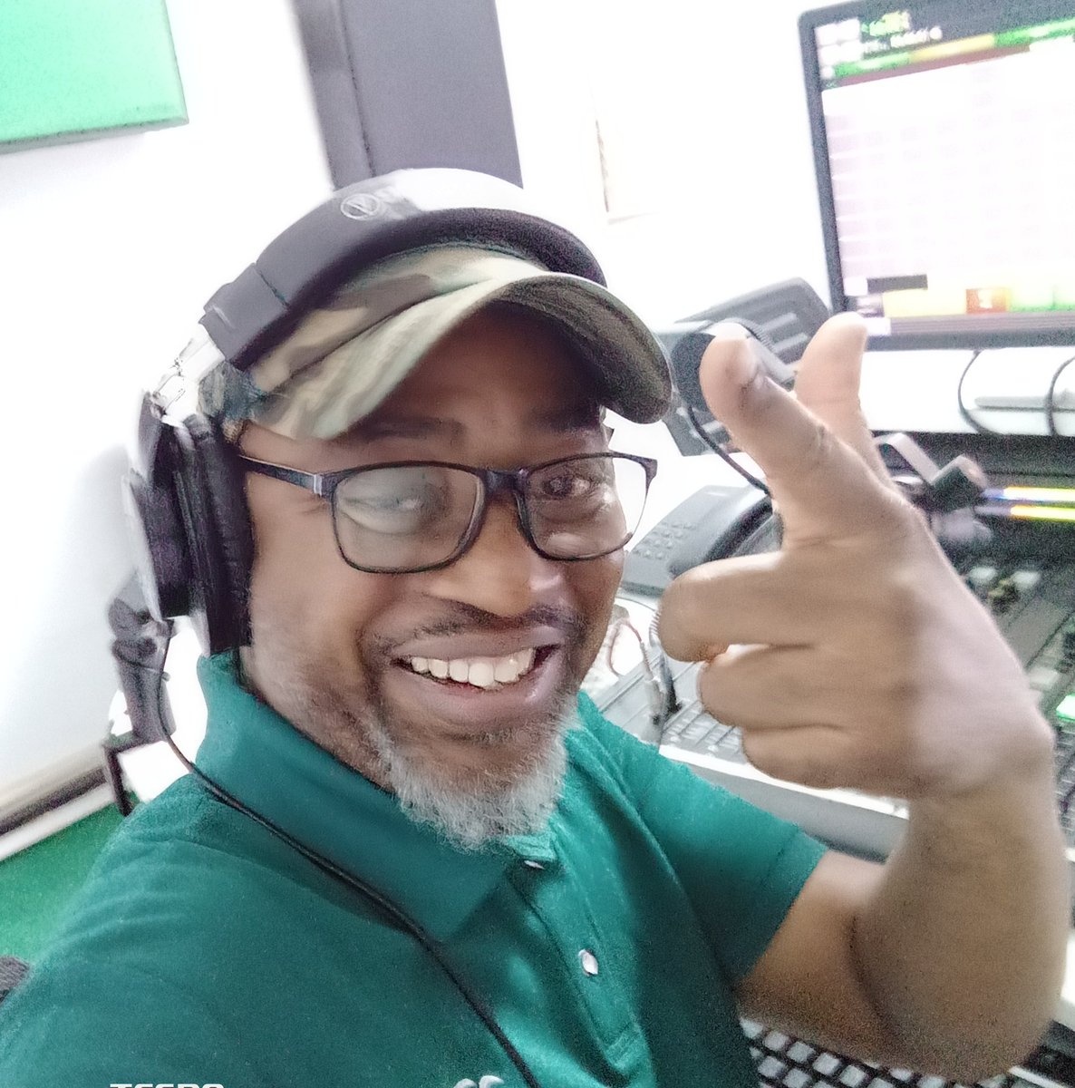 Back on the saddle on this beautiful Sunday in October and on the #TheJazzShow is #TheSmoothPilot  Uncle Victor <a href="/vicmafu/">Victor Mwewa</a> on Flava Fm.  

Flava Fm 87.7 Copperbelt 
                   92.1 Solwezi 
                   96.9 Lusaka
#KopalasMostLoved
#WeCanBroadCastFromAnyWhere