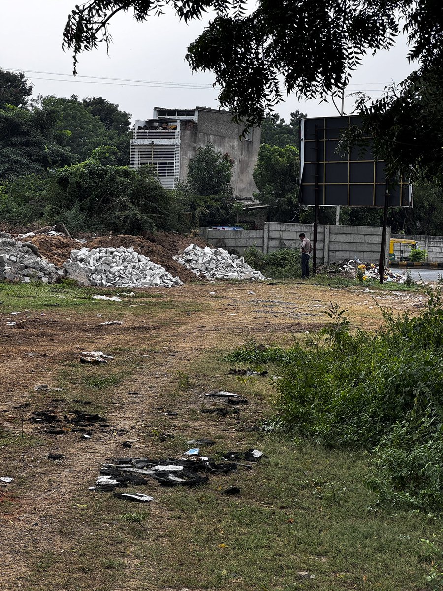 drnileshgajjar's tweet photo. @CMOGuj @AmitShah @devanshijoshi71 Posh area behind sola police station and vivanta. Persons pee everyday and fulfilling swachha bharat abhiyan of modi sir @narendramodi @AmitShah @CMOGuj @AMC_Complaints https://t.co/RrvmmemOI9