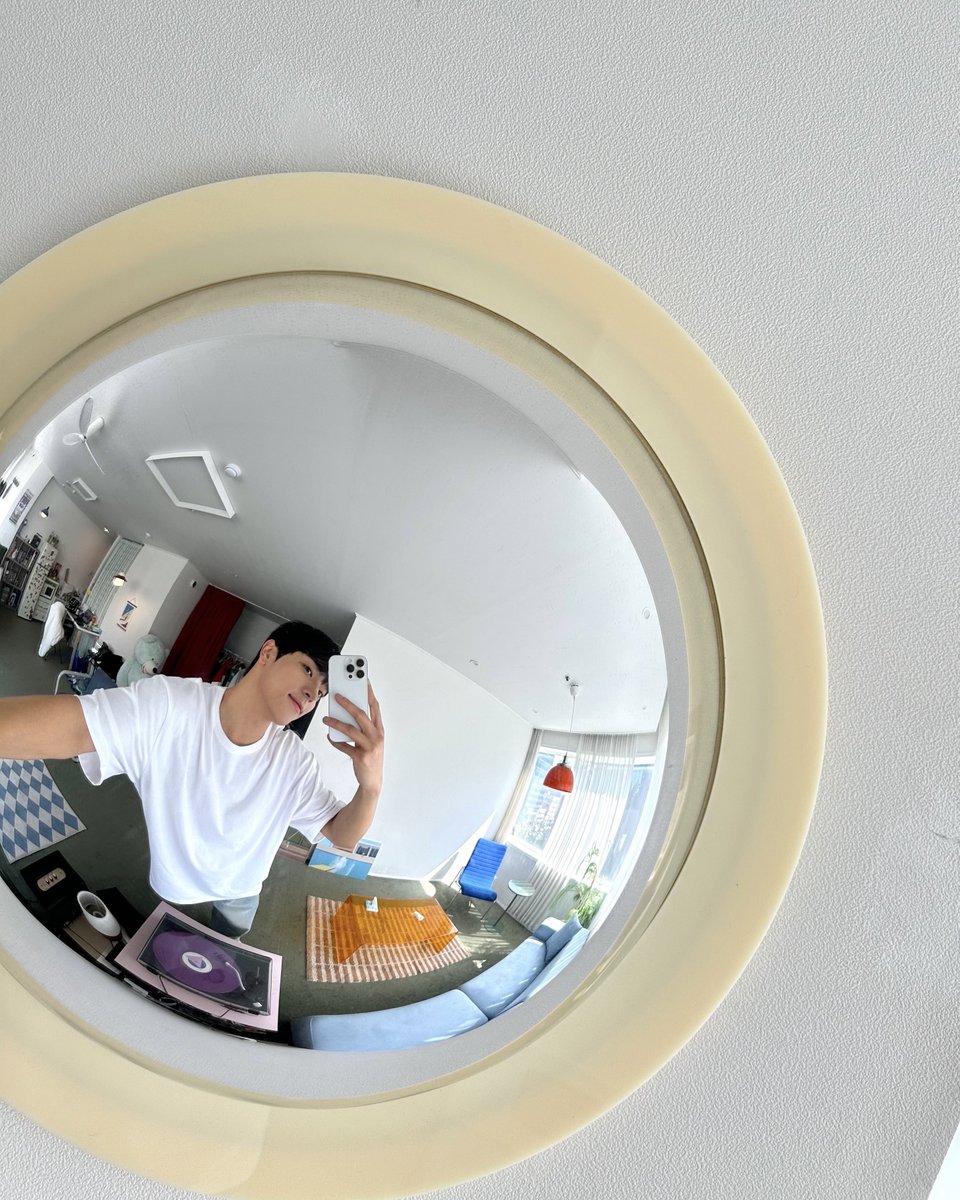 woooojinn's tweet photo. [#우진] Me In The Mirror😉 https://t.co/xQMatNc09L