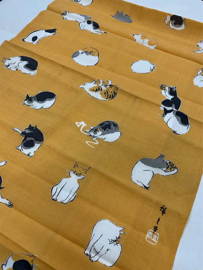 グッズ紹介】歌川広重のネコたちを散らした可愛らしい手拭い。オレンジ