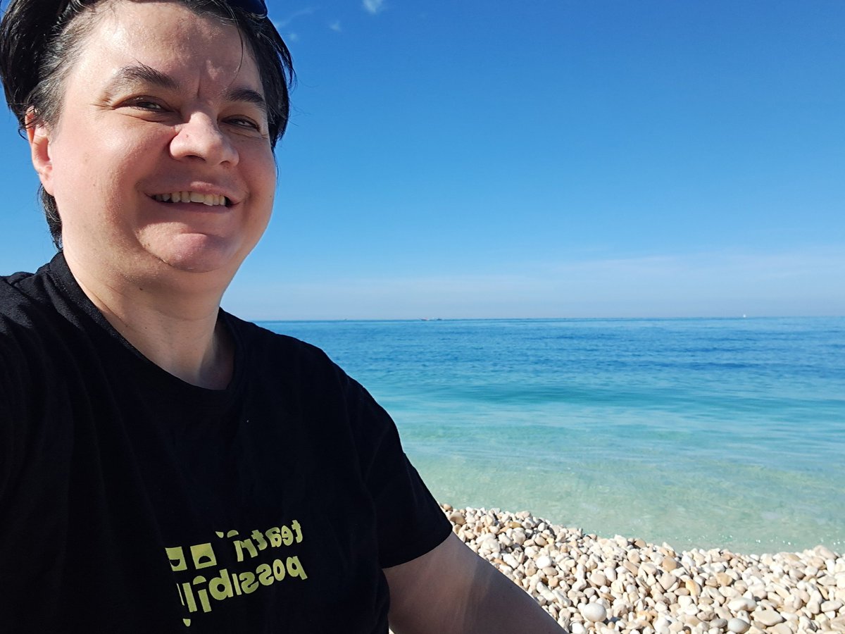 LfdV71's tweet photo. Teatri possibili anche a mare. Ci si gode gli ultimi scampoli di sole prima di riprendere con i corsi di recitazione . https://t.co/DP99uMPaVg