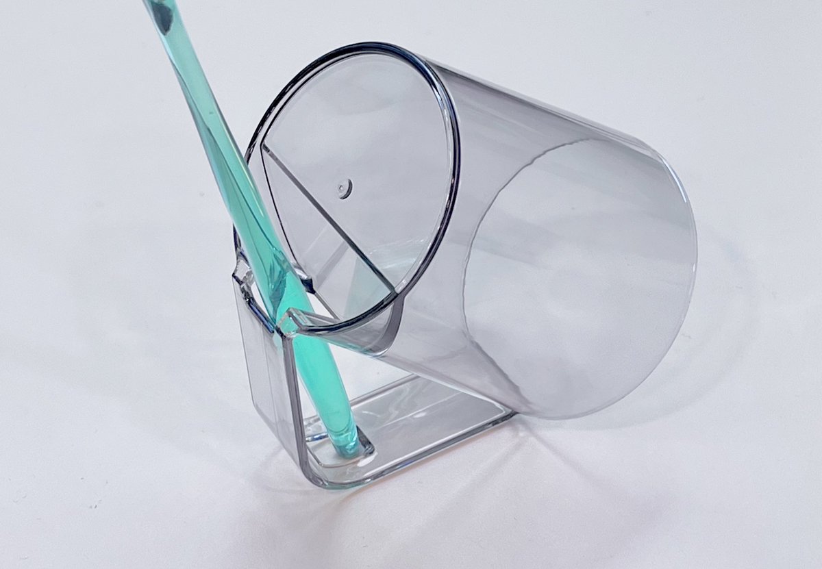 내가 찾던 완벽한 양치컵… 회사서 양치할 때 양치컵에 물고이는 것도 싫고 컵 단면이 바닥에 닿는 것도 싫고 젖은 칫솔에 캡을 씌우는 것도 싫었음… 근데 저렇게 세워두면 단면도 안 닿고 물도 빠지고 칫솔도 거치됨… 최애 푸딩맛 치약과 함께.. 계훈아 개운하니 치카 타임…