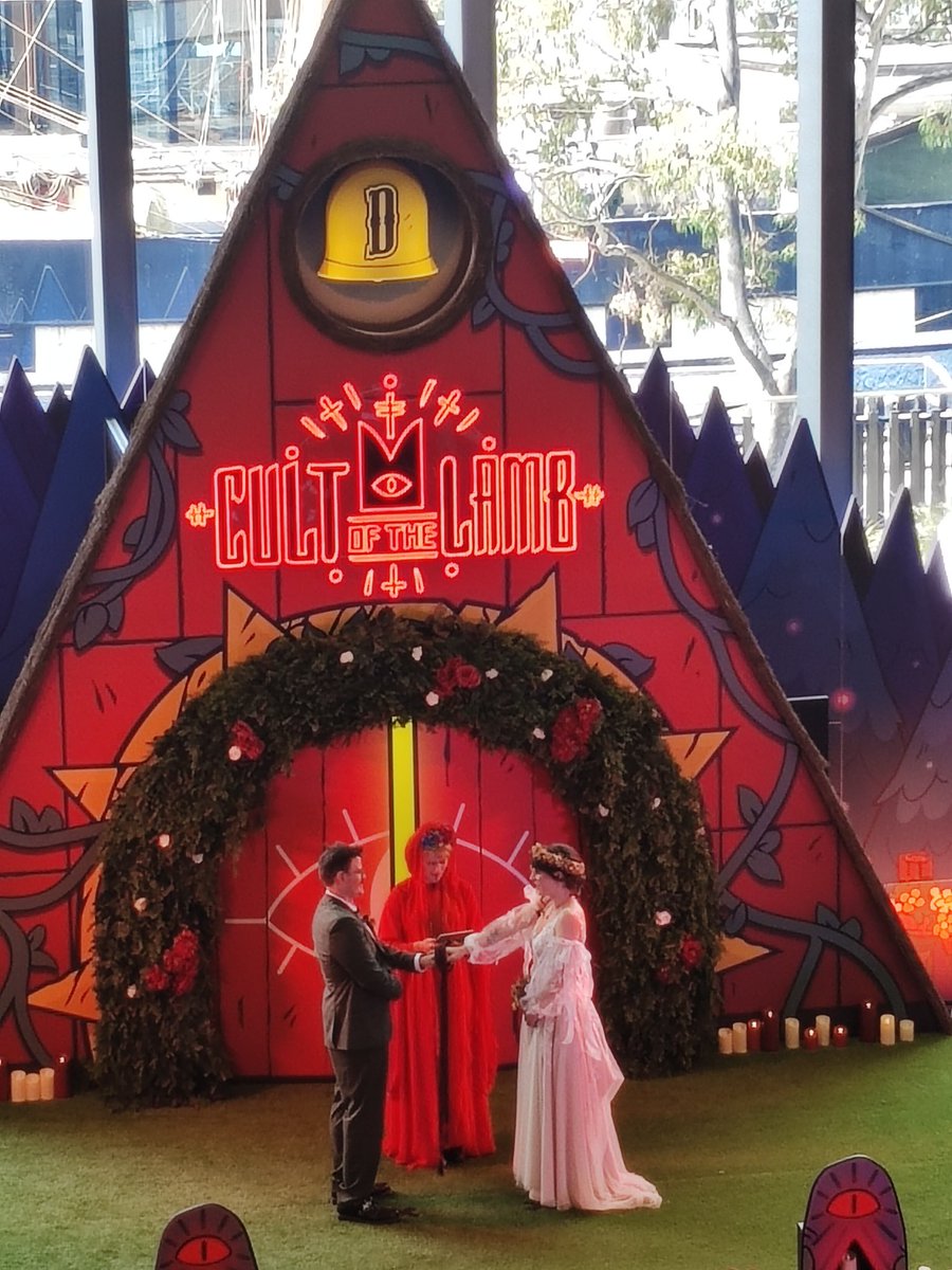 SometimesBuzz's tweet image. Once again, didn't take many photos at pax but it was amazing to see all my friends and get to spend all day standing in queues with them ❤️