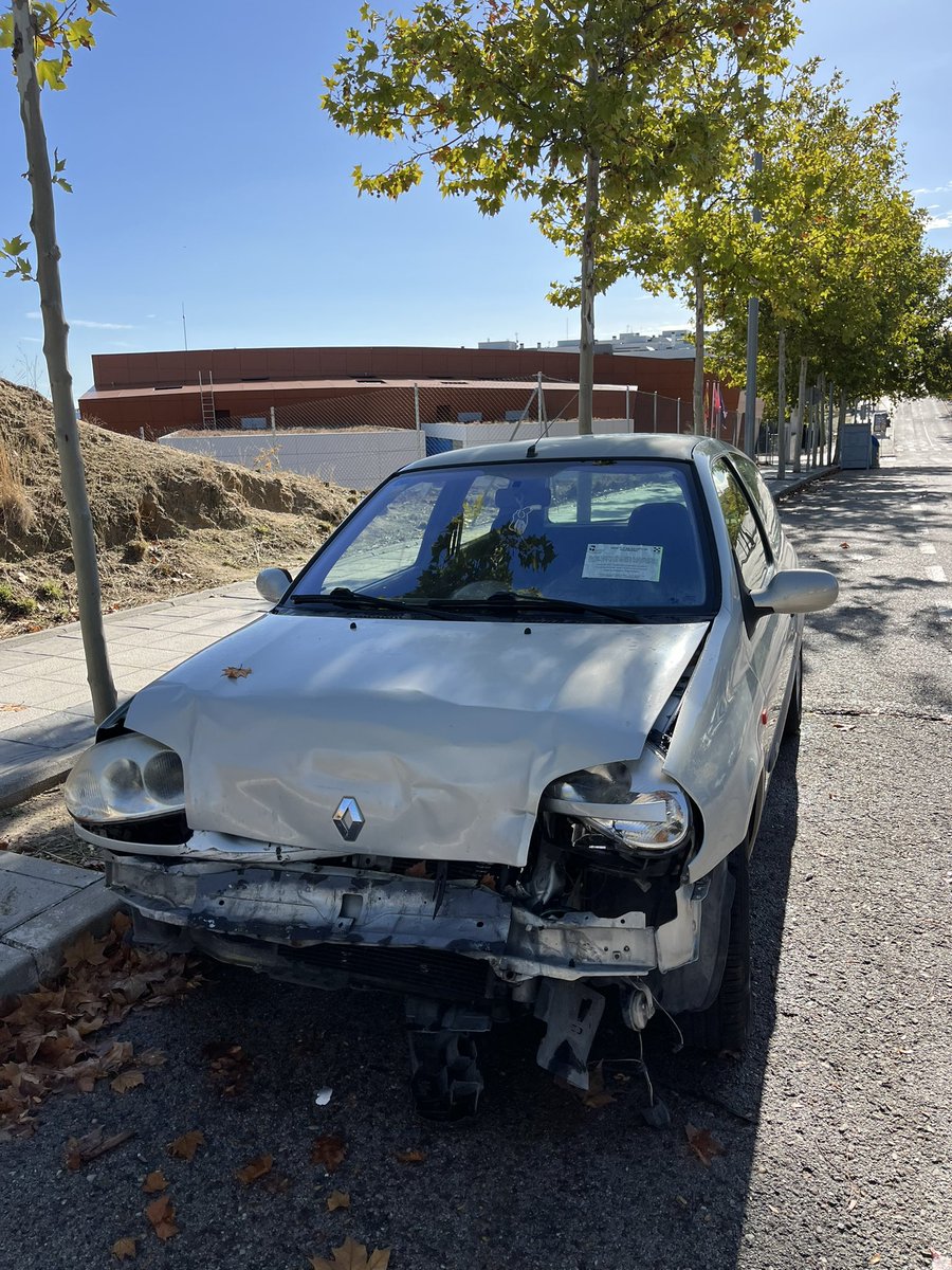 borodri's tweet photo. Hola @Ayto_Las_Rozas este vehículo lleva desde verano y la notificación le daba máximo hasta 21 de septiembre. 
Obviamente no vendrá nadie a recuperarlo. 
Junto al centro de salud de La Marazuela. https://t.co/XhY0afks5i