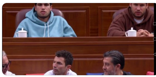 Glittergoldoro's tweet photo. Stalker olio su tela:
la loro ossessione per #sinner, le frecciate di cattivo gusto continue di #alcaraz nei confronti di #jannik mirano a destabilizzarlo psicologicamente.
Eccoli proprio dietro il suo staff #RolexMasters #RolexShanghaiMaster https://t.co/NsUJU0W33o