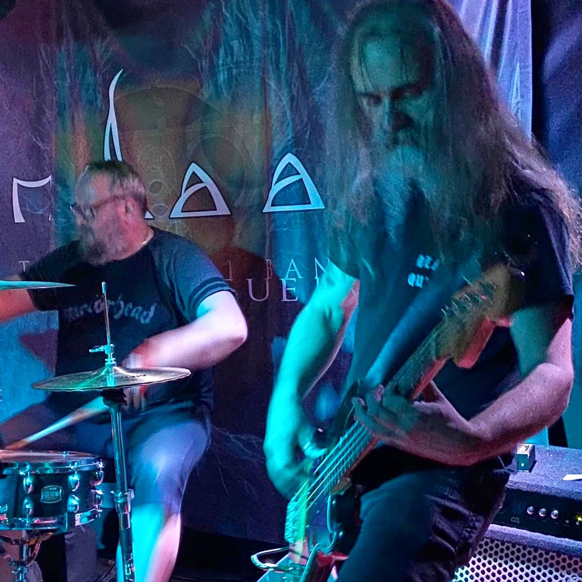 pmsaari's tweet photo. The boys doing what they do. #PMSaariBand #hårdrock #heavymetal #stonergrunge #progressivegrunge #progressivestoner #powertrio #threepieceband #3pieceband #live #liveonstage #liveband #fenderprecision https://t.co/qz3d49z8ZP
