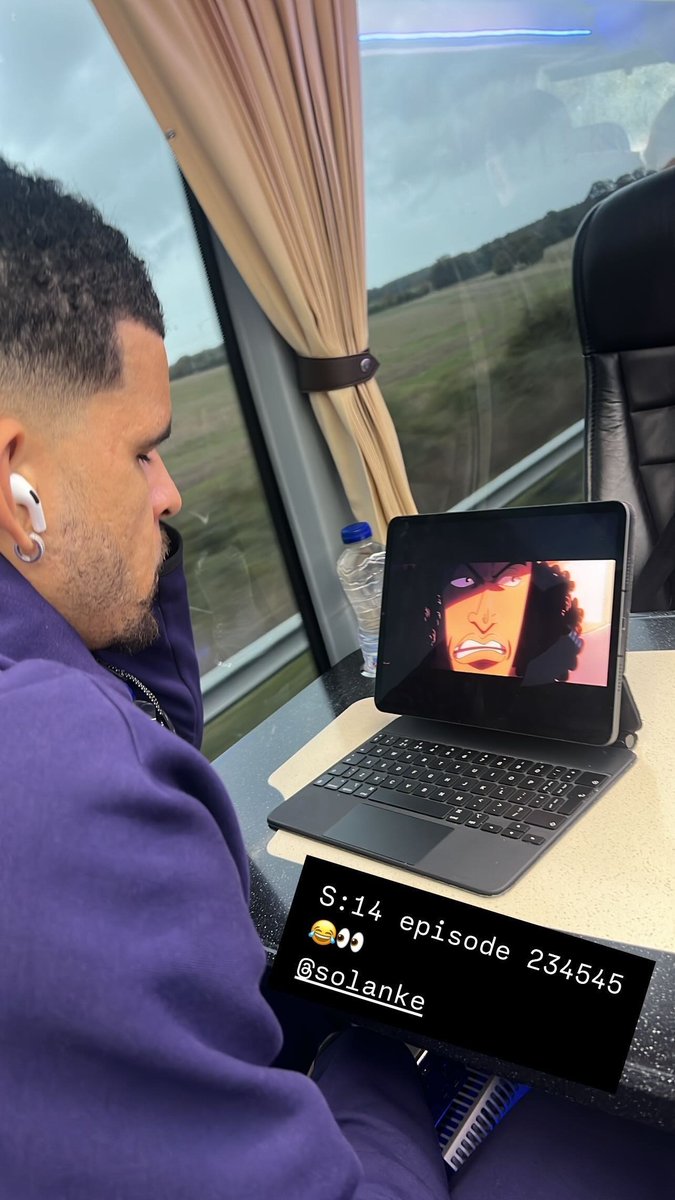 لاعب توتنهام دومينيك سولانكو نزل ستوري البارحة وهو يتابع حلقة ون بيس 😂