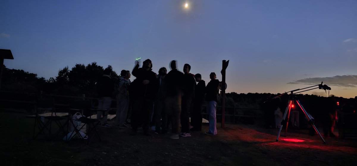 astroguada's tweet photo. 🌟El pasado jueves 10.10 compartimos una preciosa tarde-noche con alumn@s de la @UAHes con Javier Rodríguez-Pacheco (Catedrático de Astrofísica, responsable español de #SolarOrbiter y miembro de @astroguada y @astrobriga). https://t.co/UziHJxWMfH