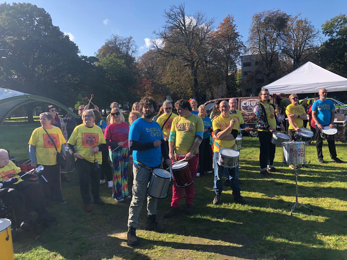 Here we are with <a href="/barracwda/">Barracwda</a> , getting ready to send the Walk for <a href="/ParkinsonsUK/">Parkinson's UK</a> off at a good pace. Lovely morning, nippy in the shade, sun warm 😍