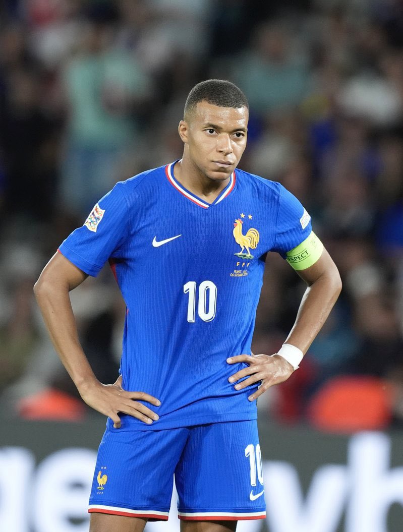 _BeFootball's tweet photo. 🚨 Deschamps 𝗗𝗘́𝗙𝗘𝗡𝗗  Mbappé après sa sortie en boîte de nuit en Suède 🇸🇪 🫣 :

« 𝗦’𝗶𝗹 𝗮 𝗱𝗲𝘀 𝗷𝗼𝘂𝗿𝘀 𝗼𝗳𝗳, 𝗶𝗹 𝗮 𝗹𝗮 𝗹𝗶𝗯𝗲𝗿𝘁𝗲́ 𝗱𝗲 𝗳𝗮𝗶𝗿𝗲 𝗰𝗲 𝗾𝘂’𝗶𝗹 𝘃𝗲𝘂𝘁. »

(@telefoot_TF1) https://t.co/bnGlWJw3St
