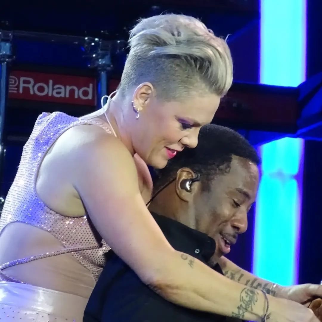 _summercarnival's tweet image. 🍫 JASON SECRET SONG 🎹 NORTH AMERICA LEG ‘24: Indianapolis 🇺🇸 @LucasOilStadium 🍬▶️
👇🏻
Family Portrait
@pink @therealjasonchapman ❤️ #summercarnivaltour #summercarnival2024
🎥 📸: @ninasphotostrip @simple2gether @davi_na_83