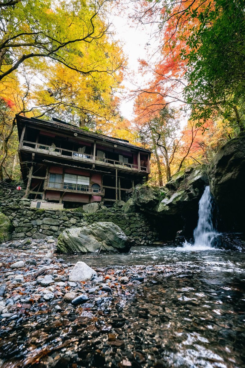 紅葉に彩られた昔話に出て来そうな廃料亭。