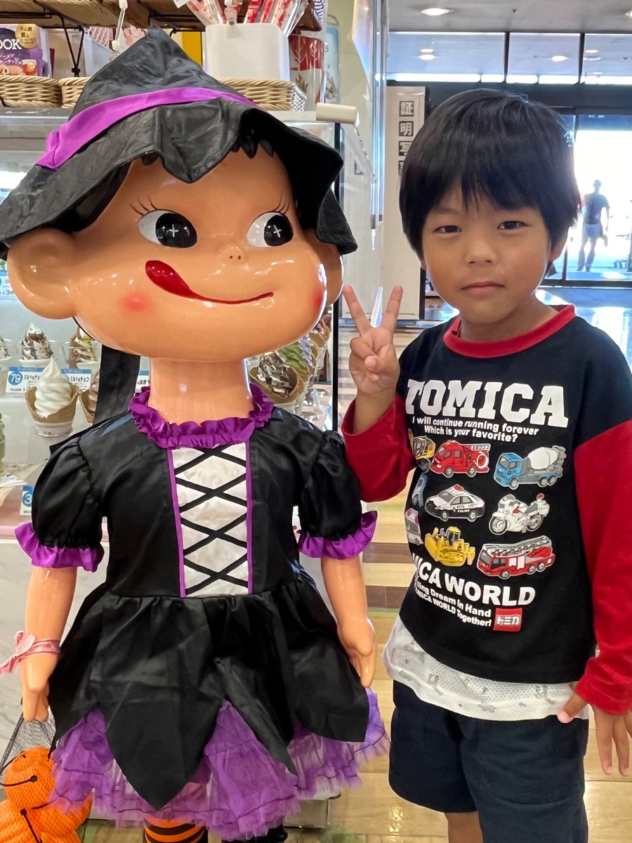 ryouta22350388's tweet photo. フジヤのペコちゃんハロウィン使用やん
あれ？
次男と身長変わらへんね？
お似合いやん☺️ https://t.co/nMYEjEUNwA