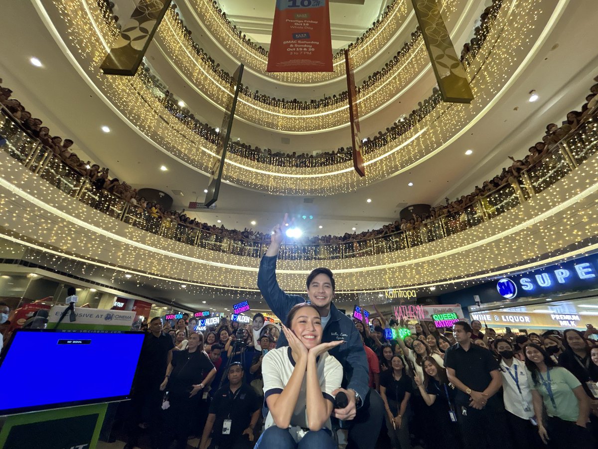 StarCinema's tweet photo. MARAMING SALAMAT SM CITY BACOOR! Damang-dama namin ang love niyo para kay Kathryn Bernardo at Alden Richards! 💜

Next stop: SM City Dasmariñas! See you soon!

#HelloveAgain in PH cinemas this November 13 and soon worldwide! ✈️ https://t.co/XvkJCsfb7e