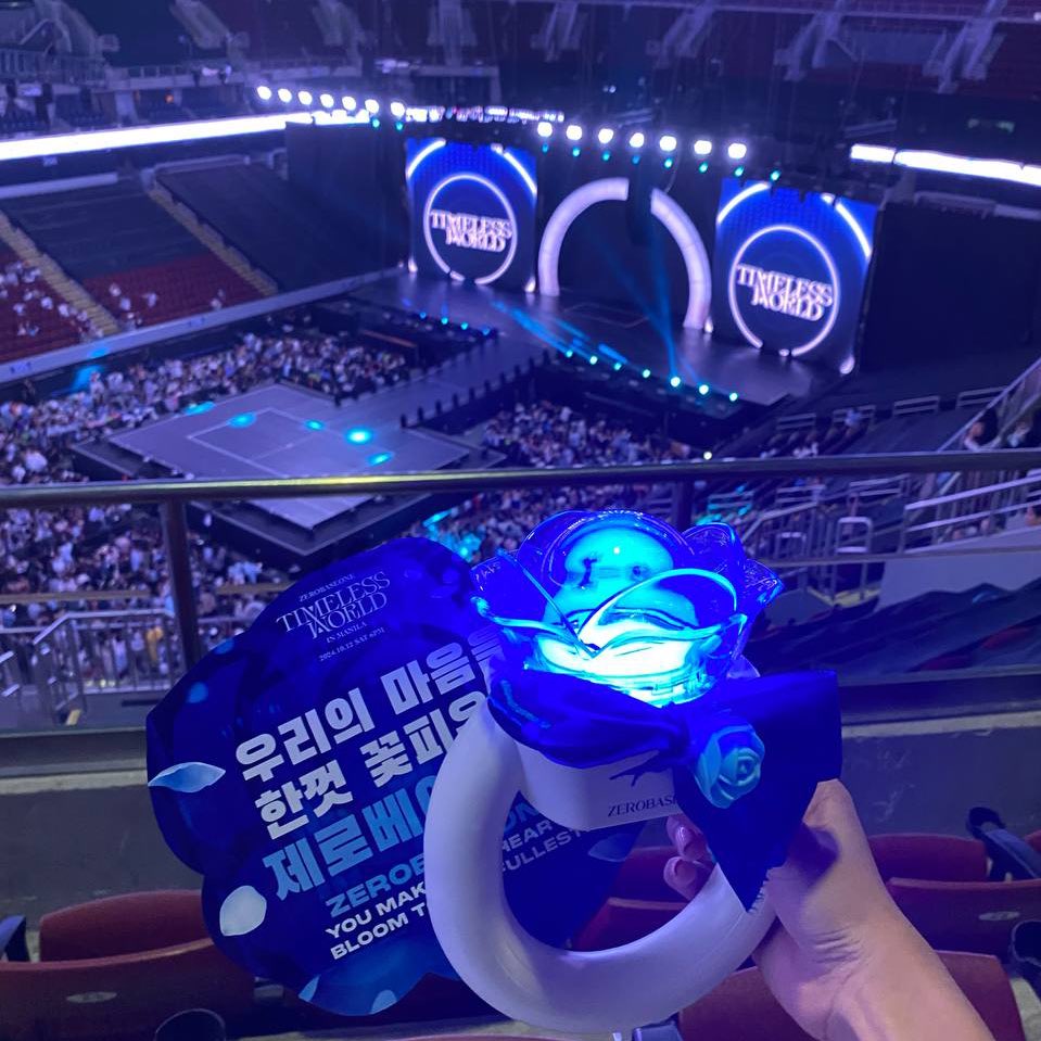 seokraebinz's tweet photo. I finally saw @ZB1_official 🥹💙🤍

thank you so much my jebes for coming here, I'm really glad to be part of your crowd on your first tour in mnl. thank you for making my first concert memorable, ily forever @ZB1PH, even until the next D1 be the one https://t.co/b6rq49pbBm
