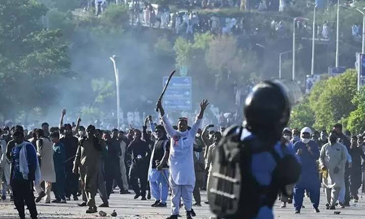 باوثوق ذرائع کے مطابق 

حکومت کا مدبرانہ فیصلہ ہے 
اگر کوئی بھی احتجاج کی آڑ میں فساد یا انتشار پھیلائے گا پوری طاقت سے اسے کچلا جائے گا 
حکومت نے بغاوت اور آرٹیکل 6 کے تحت کاروائی کا عندیہ دیا ہے 

#ملک_دشمن_پی_ٹی_آئی