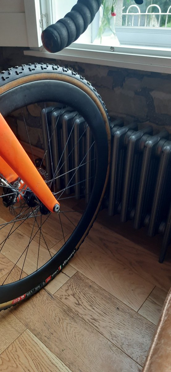 dobbyduvet's tweet photo. Perfect bike stand for when i dont want to tinker in the cold. https://t.co/CaLXtU6Ug6