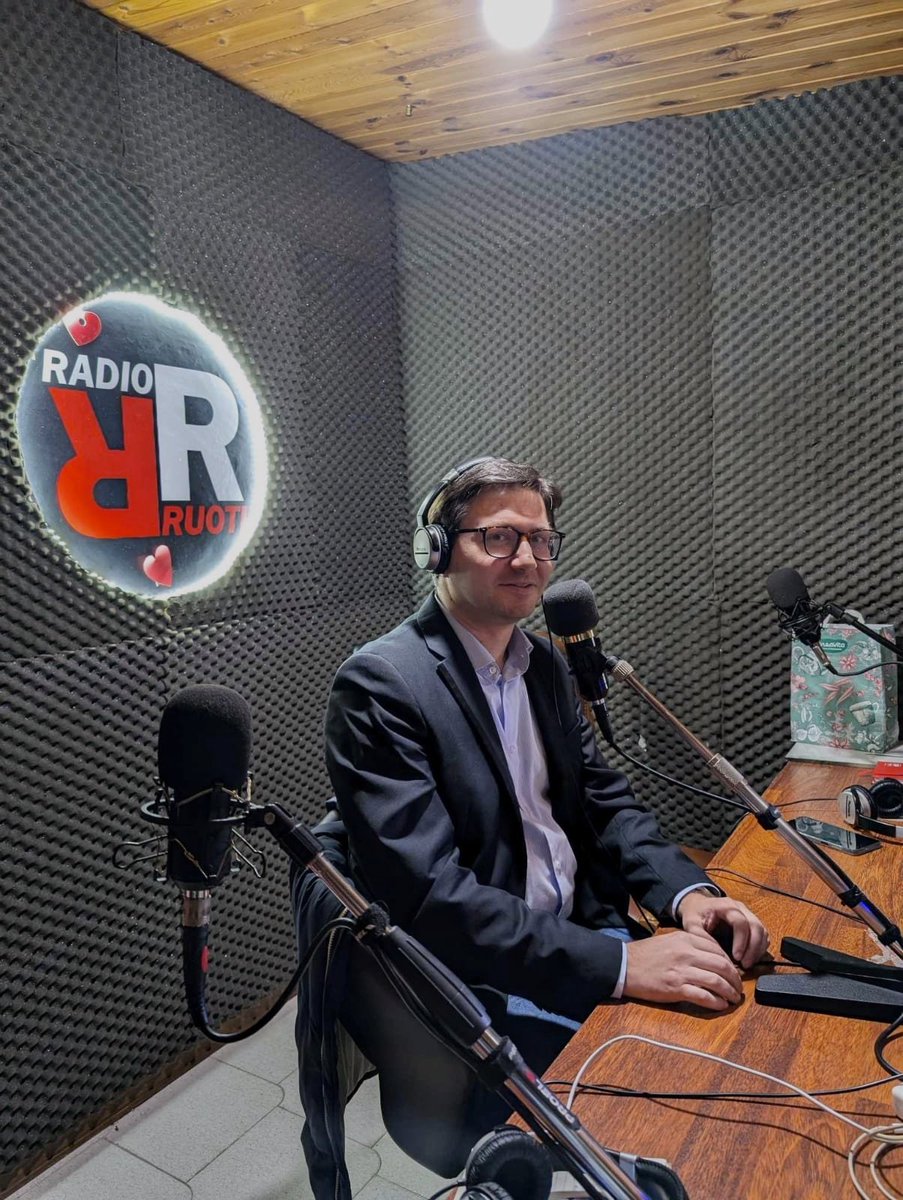 enzomongelli's tweet photo. 🇺🇸"Harris - Trump, la corsa verso la Casa Bianca". 
È stato un grande piacere essere stato ospite nello studio di @radioruoti per commentare la campagna elettorale americana  in vista del 5 novembre. #Harris #Trump #Usa2024 https://t.co/vIOmQiSdry