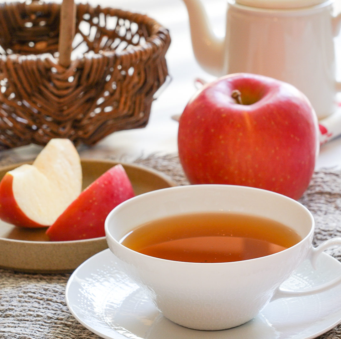 linktea526's tweet photo. 「りんごと秋摘み紅茶🍎」
今が旬のりんごと、秋摘み紅茶のペアリング。
秋摘み紅茶のとろみや奥深く芳醇な香り、心地よい渋みがりんごの風味を引き立ててくれます。
秋摘み紅茶はこちら💁
https://t.co/pGbPpfHc8k
#linktea
#りんご https://t.co/QTpazOZCZF