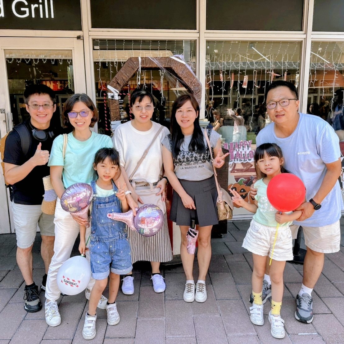 見證情誼的方式
　
秋天有一種魔力，天氣不大熱，人們少了一些煩躁感，很適合跟好朋友一起吃飯聊天。這週末秀玉找大家一起吃飯，也是有一陣子沒有見到大家了，但見證情誼的最好方式是，一見面就可以天南地北的一直了聊不停，但其實我點的漢堡真的很好吃😂