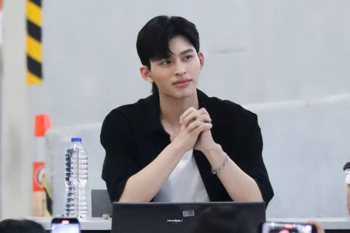 พี่ปอนด์มาแล้ววว หล่อมากเลย ㅜ ㅜ ♡

PONDPHUWIN BOOKEXPO24
#BookExpo2024xPP #ppnaravit