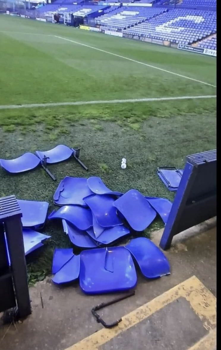 TROSC_TRFC's tweet photo. Hey, @officialbantams ….

When you get a moment, please can you put these back where you found them before kickoff ?

Thanks in advance 💙 https://t.co/jnIs9Bb9sB